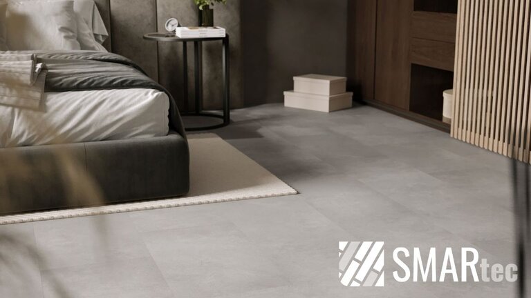 SMARtec Basic Designboden in grauer Betonoptik verbindet modernes Design mit einer dezenten Steinoptik. Ideal für Wohn- und Schlafräume mit zeitgemäßem Ambiente.